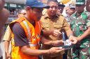 Bupati Sikka Juventus Prima Yoris Kago membayar parkir secara digital, Selasa (12/5) 