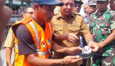 Bupati Sikka Juventus Prima Yoris Kago membayar parkir secara digital, Selasa (12/5) 
