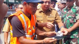 Bupati Sikka Juventus Prima Yoris Kago membayar parkir secara digital, Selasa (12/5) 