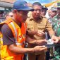 Bupati Sikka Juventus Prima Yoris Kago membayar parkir secara digital, Selasa (12/5) 