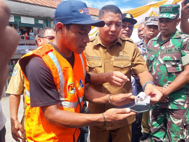 Bupati Sikka Juventus Prima Yoris Kago membayar parkir secara digital, Selasa (12/5) 