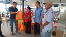 Herson Marluanto owner HM Infinity Sport & Cafe menyalurkan bantuan sembako kepada warga Kota Uneng, Rabu (13/5)