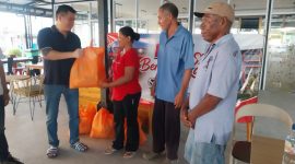 Herson Marluanto owner HM Infinity Sport & Cafe menyalurkan bantuan sembako kepada warga Kota Uneng, Rabu (13/5)