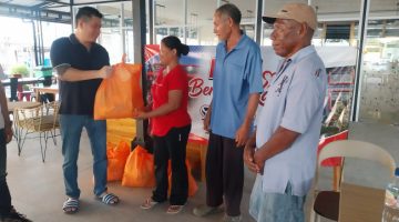 Herson Marluanto owner HM Infinity Sport & Cafe menyalurkan bantuan sembako kepada warga Kota Uneng, Rabu (13/5)
