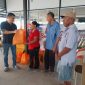 Herson Marluanto owner HM Infinity Sport & Cafe menyalurkan bantuan sembako kepada warga Kota Uneng, Rabu (13/5)