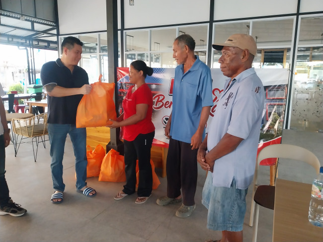 Herson Marluanto owner HM Infinity Sport & Cafe menyalurkan bantuan sembako kepada warga Kota Uneng, Rabu (13/5)