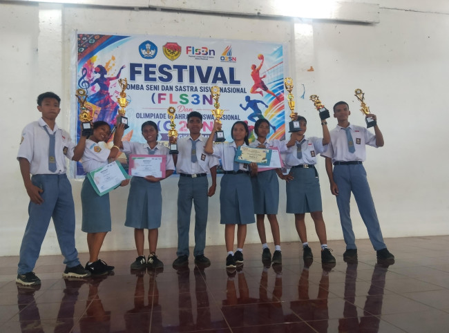 Pelajar SMKS Yohanes XXIII yang berprestasi pada FLS3N dan O2SN Tingkat SMK di Kabupaten Sikka Tahun 2026 