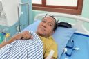 Emanuel Fernandez dalam perawatan kesehatan saat melakukan cuci darah