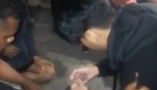 Seorang terduga pelaku sedang membuka plastik bening yang diduga narkotika jenis sabu, Rabu (6/5) malam 