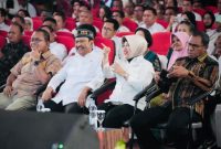 Mensos Saifullah Yusuf didampingi Gubernur NTT Emanuel Melkiades Laka Lena menyaksikan penampilan pelajar Sekolah Rakyat Menengah Pertama 19 Kupang, Minggu (31/5)