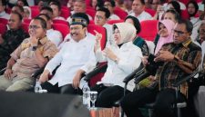 Mensos Saifullah Yusuf didampingi Gubernur NTT Emanuel Melkiades Laka Lena menyaksikan penampilan pelajar Sekolah Rakyat Menengah Pertama 19 Kupang, Minggu (31/5)