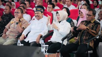 Mensos Saifullah Yusuf didampingi Gubernur NTT Emanuel Melkiades Laka Lena menyaksikan penampilan pelajar Sekolah Rakyat Menengah Pertama 19 Kupang, Minggu (31/5)