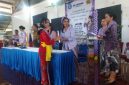 Pelajar SMPK Yapenthom 1 Maumere menerima amplop kelulusan, Selasa (2/6)