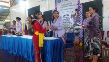 Pelajar SMPK Yapenthom 1 Maumere menerima amplop kelulusan, Selasa (2/6)