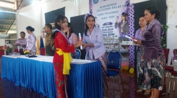 Pelajar SMPK Yapenthom 1 Maumere menerima amplop kelulusan, Selasa (2/6)