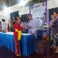 Pelajar SMPK Yapenthom 1 Maumere menerima amplop kelulusan, Selasa (2/6)