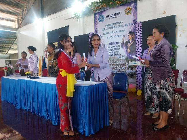 Pelajar SMPK Yapenthom 1 Maumere menerima amplop kelulusan, Selasa (2/6)