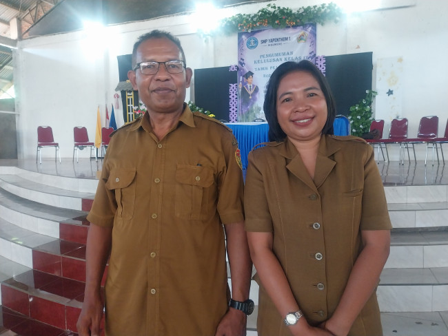 Kepala SMKS Yohanes XXIII Bernad Keytimu bersama Tim Promosi Maria Inarti Yufrianti Iry