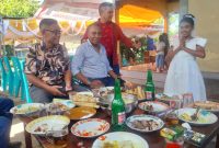 Seorang anak di Paroki Santo Michael Nita menerima Komuni Suci Pertama, Minggu (7/6)