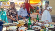 Seorang anak di Paroki Santo Michael Nita menerima Komuni Suci Pertama, Minggu (7/6)