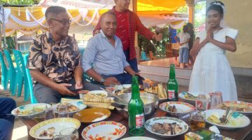 Seorang anak di Paroki Santo Michael Nita menerima Komuni Suci Pertama, Minggu (7/6)