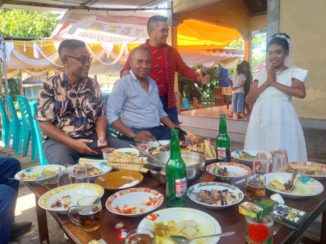 Seorang anak di Paroki Santo Michael Nita menerima Komuni Suci Pertama, Minggu (7/6)