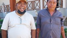 Ambo Gaharpung (kanan) meminta AWK segera bayar biaya pekerjaan pembangunan 4 titik Dapur SPPG di Kabupaten Sikka