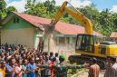 Alat berat menggusur paksa bangunan SDN Wolomoni di Desa Niawula Kecamatan Detusoko Kabupaten Ende, Sabtu (6/6) 