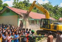 Alat berat menggusur paksa bangunan SDN Wolomoni di Desa Niawula Kecamatan Detusoko Kabupaten Ende, Sabtu (6/6) 