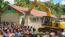 Alat berat menggusur paksa bangunan SDN Wolomoni di Desa Niawula Kecamatan Detusoko Kabupaten Ende, Sabtu (6/6) 