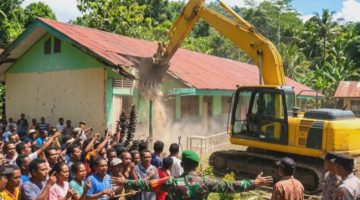 Alat berat menggusur paksa bangunan SDN Wolomoni di Desa Niawula Kecamatan Detusoko Kabupaten Ende, Sabtu (6/6) 