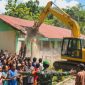 Alat berat menggusur paksa bangunan SDN Wolomoni di Desa Niawula Kecamatan Detusoko Kabupaten Ende, Sabtu (6/6) 