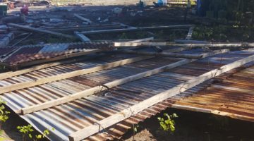 Rumah Andi Alimin dibongkar dan dibakar pelaku pengeroyokan di Desa Pemana, Minggu (7/6)