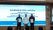 Bupati Sikka Juventus Prima Yoris Kago menerima LHP BPK RI Perwakilan NTT atas Laporan Keuangan Pemkab Sikka TA 2025