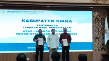 Bupati Sikka Juventus Prima Yoris Kago menerima LHP BPK RI Perwakilan NTT atas Laporan Keuangan Pemkab Sikka TA 2025