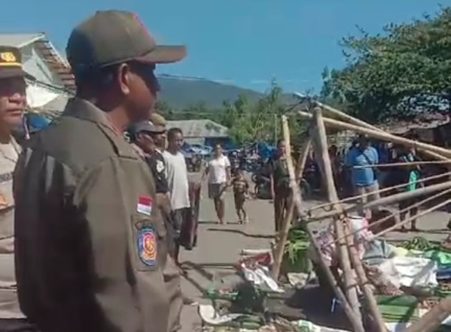 Lapak pedagang Pasar Alok dibongkar