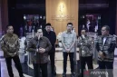 Menteri Pemuda dan Olahraga Erick Thohir  bersama Gubernur NTB Lalu Muhamad Iqbal, Wakil Ketua Komisi X DPR Lalu Hadrian Irfani, Wakil Menpora Taufik Hidayat, Gubernur DKI Jakarta Pramono Anung, dan Gubernur NTT Emanuel Melkiades Laka Lena menyampaikan keterangan pers usai pertemuan terkait persiapan penyelenggaraan PON XXII Tahun 2028 di Gedung Graha Kemenpora, Jakarta, Selasa (23/6)