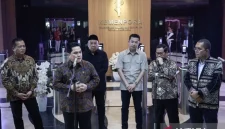 Menteri Pemuda dan Olahraga Erick Thohir bersama Gubernur NTB Lalu Muhamad Iqbal, Wakil Ketua Komisi X DPR Lalu Hadrian Irfani, Wakil Menpora Taufik Hidayat, Gubernur DKI Jakarta Pramono Anung, dan Gubernur NTT Emanuel Melkiades Laka Lena menyampaikan keterangan pers usai pertemuan terkait persiapan penyelenggaraan PON XXII Tahun 2028 di Gedung Graha Kemenpora, Jakarta, Selasa (23/6)