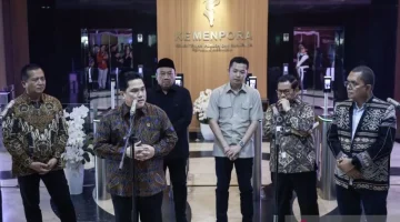 Menteri Pemuda dan Olahraga Erick Thohir  bersama Gubernur NTB Lalu Muhamad Iqbal, Wakil Ketua Komisi X DPR Lalu Hadrian Irfani, Wakil Menpora Taufik Hidayat, Gubernur DKI Jakarta Pramono Anung, dan Gubernur NTT Emanuel Melkiades Laka Lena menyampaikan keterangan pers usai pertemuan terkait persiapan penyelenggaraan PON XXII Tahun 2028 di Gedung Graha Kemenpora, Jakarta, Selasa (23/6)