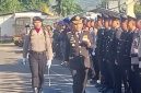 Kapolres Sikka AKBP Bambang Supeno memeriksa pasukan pada upacara peringatan HUT ke-80 Bhayangkara di Maumere, Rabu (1/7)