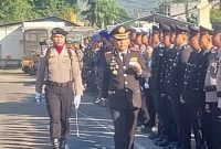 Kapolres Sikka AKBP Bambang Supeno memeriksa pasukan pada upacara peringatan HUT ke-80 Bhayangkara di Maumere, Rabu (1/7)