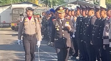 Kapolres Sikka AKBP Bambang Supeno memeriksa pasukan pada upacara peringatan HUT ke-80 Bhayangkara di Maumere, Rabu (1/7)
