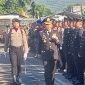 Kapolres Sikka AKBP Bambang Supeno memeriksa pasukan pada upacara peringatan HUT ke-80 Bhayangkara di Maumere, Rabu (1/7)