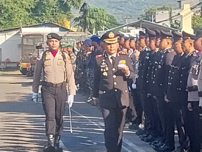 Kapolres Sikka AKBP Bambang Supeno memeriksa pasukan pada upacara peringatan HUT ke-80 Bhayangkara di Maumere, Rabu (1/7)