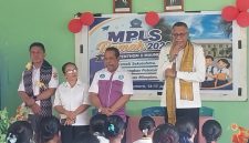 Wakil Bupati Sikka Simon Subandi Supriadi mengunjungi SMPK Yapenthom 2 Maumere, Rabu (15/7)