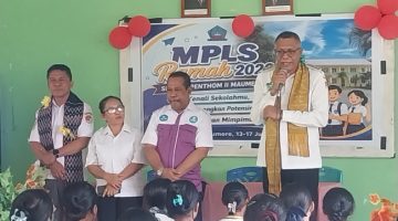 Wakil Bupati Sikka Simon Subandi Supriadi mengunjungi SMPK Yapenthom 2 Maumere, Rabu (15/7)