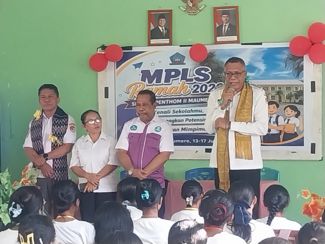 Wakil Bupati Sikka Simon Subandi Supriadi mengunjungi SMPK Yapenthom 2 Maumere, Rabu (15/7)