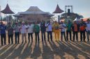 Kadispora NTT Alfonsus Theodorus dan Ketua PSSI NTT Chris Mboeik pose bersama pada pembukaan Piala Pertiwi dan Piala Suratin Tahun 2026 di Gelora Samador da Cunha Maumere, Sabtu (25/7)
