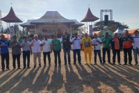 Kadispora NTT Alfonsus Theodorus dan Ketua PSSI NTT Chris Mboeik pose bersama pada pembukaan Piala Pertiwi dan Piala Suratin Tahun 2026 di Gelora Samador da Cunha Maumere, Sabtu (25/7)