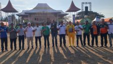 Kadispora NTT Alfonsus Theodorus dan Ketua PSSI NTT Chris Mboeik pose bersama pada pembukaan Piala Pertiwi dan Piala Suratin Tahun 2026 di Gelora Samador da Cunha Maumere, Sabtu (25/7)
